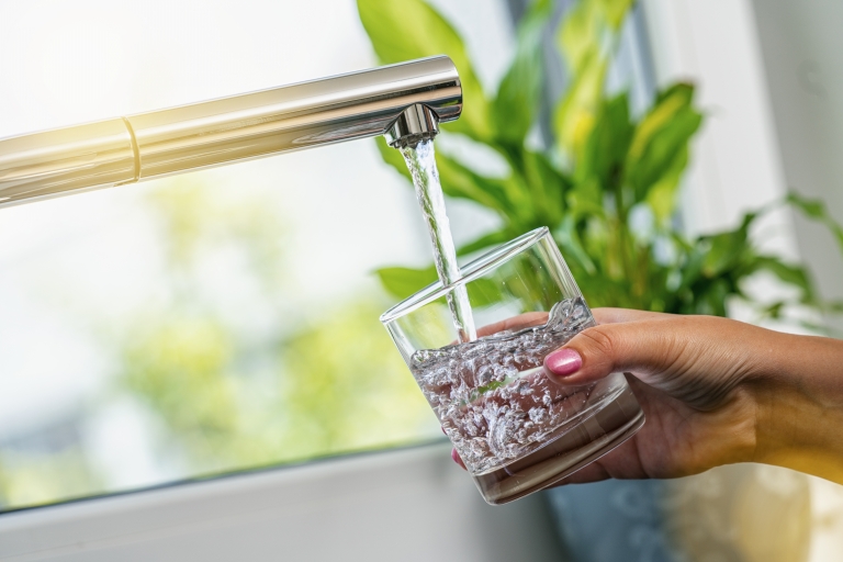 Drinkwater ontsmetting mens - veilig drinkgwater met chloor dioxide